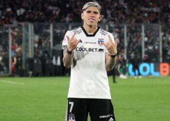 Presidente do Colo-Colo afirma que está em diálogo com o Boca Juniors a respeito de Palacios; Vasco detém 50% dos direitos em uma possível transferência