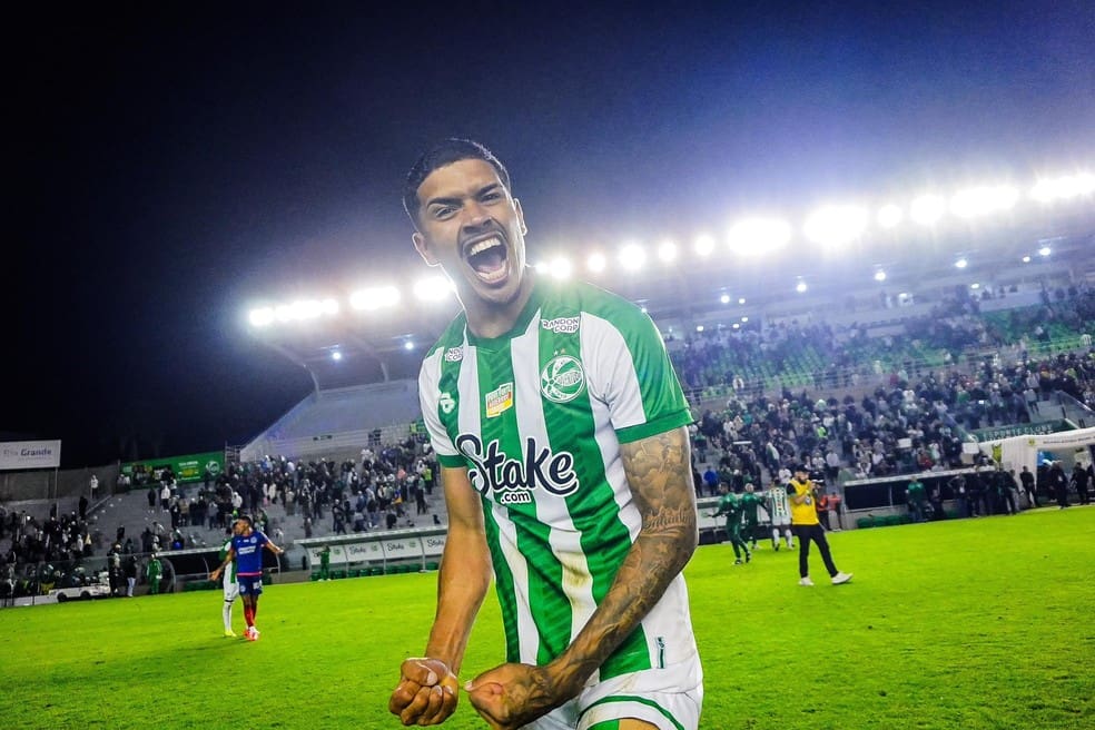 20241128-214448-1-10-lucas-barbosa-atacante-do-juventude-na-comemoracao-da-vitoria-diante-do-bahia-foto-fernando-alvesec-juventude-1 Lucas Barbosa, atacante do Juventude, na comemoração da vitória diante do Bahia — Foto: Fernando Alves/E.C Juventude