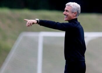 Santos prevê finalizar contrato com Luís Castro na próxima semana; Vasco demonstra interesse pelo treinador.