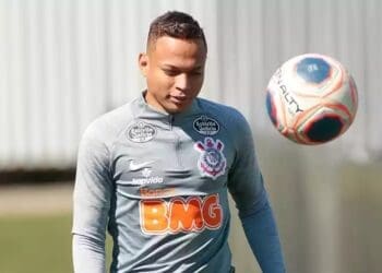 Vasco estaria acompanhando de perto o atacante Janderson, que atua pelo Atlético-GO.
