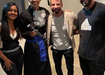 Atletas da base se graduam no Colégio Vasco da Gama; confira a imagem de Lukas Zuccarello ao lado de Pedrinho.