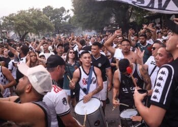 Vasco compartilha imagens de torcedores nas proximidades de São Januário antes do confronto com o Atlético-GO.