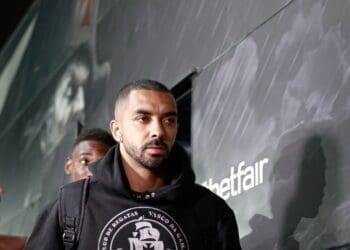 Vasco compartilha fotos e vídeo da chegada do time a São Januário; confira!