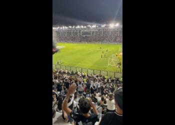 Léo Jardim é aclamado pelos torcedores em São Januário; assista ao vídeo.