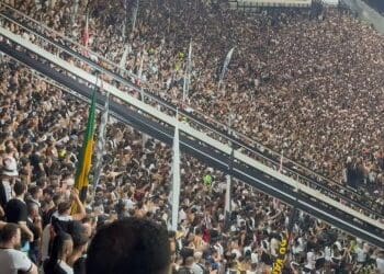 Vídeos registram a manifestação dos torcedores do Vasco durante o intervalo em São Januário; assista aqui.