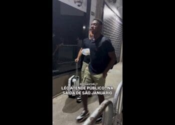 Léo fez algumas fotos e deu autógrafos para alguns fãs na saída de São Januário; confira.