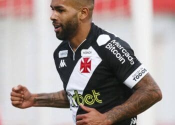 Alex Teixeira contribuiu para os gols na partida contra o Atlético-GO, sendo o jogador do Vasco com o maior número de participações em gols durante o mês de novembro.