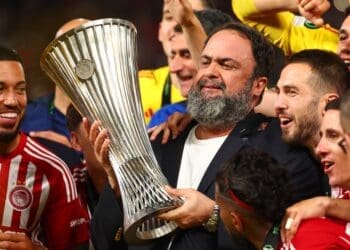 Conheça a trajetória de Evangelos Marinakis, o magnata grego que demonstra interesse na SAF do Vasco.