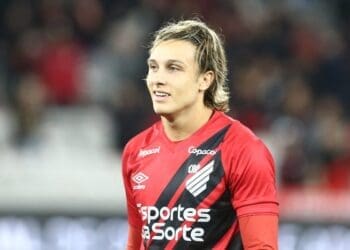 Vasco demonstraria interesse no uruguaio Agustín Canobbio, jogador do Athletico-PR.