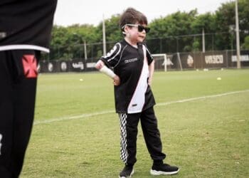 Vasco compartilha fotos da visita do pequeno Gui ao CT Moacyr Barbosa: ‘É sempre uma alegria contar com a sua presença’