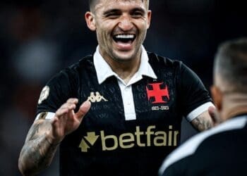 Victor Luis fica de fora da partida contra o Atlético-MG e pode se despedir do Vasco.