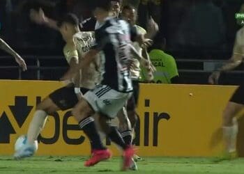 Philippe Coutinho sofreu uma falta de um jogador do Atlético-MG no primeiro tempo, mas o árbitro não assinalou pênalti; assista ao momento do incidente.