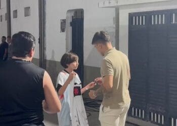 Mesmo sem vínculo, Victor Luís compareceu a São Januário nesta quarta-feira; confira o vídeo.