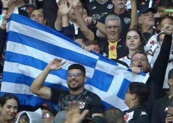 Torcedores do Vasco trazem bandeira da Grécia para São Januário; confira.