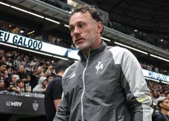Atlético-MG dispensa o treinador Gabriel Milito após revés contra o Vasco.