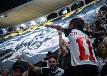 Vasco compartilha imagens de fãs em São Januário: ‘Esse amor nunca será compreendido’