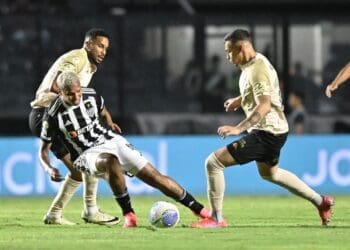Jair retorna à titularidade no Vasco após um hiato de 10 meses e se emociona com o retorno de Paulinho à equipe.