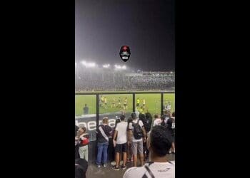 Alex Teixeira recebeu uma calorosa ovulação dos torcedores do Vasco após a partida contra o Atlético-MG; assista ao vídeo.