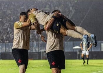 Vegetti celebrou junto a Philippe Coutinho após o gol marcado contra o Atlético-MG; confira a imagem.