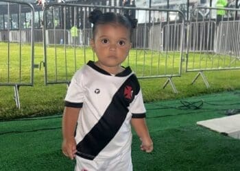 Veja a imagem da filha de Jair vestida com o uniforme do Vasco em São Januário.
