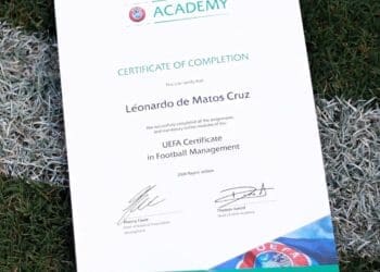 Gerente técnico e responsável pela transição do Vasco, Léo Matos comemora a finalização do curso de gestão esportiva da Uefa.