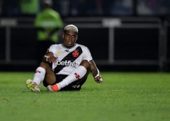 Emerson Rodríguez vê sua participação diminuir e encerra o ano em uma fase negativa no Vasco