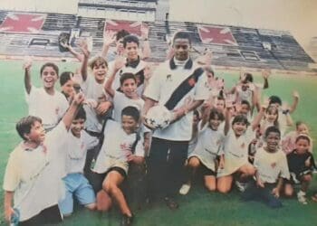 Veja a imagem de Dener ao chegar ao Vasco em 1994.