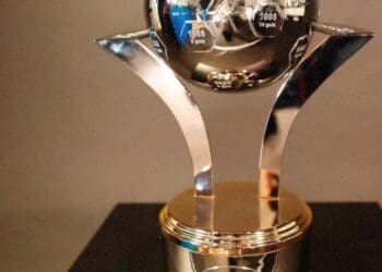 Confira a imagem do Troféu Roberto Dinamite, que será concedido ao artilheiro do Campeonato Brasileiro de 2024.