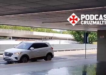 Veja a chegada de Pedrinho ao aeroporto para sua viagem a Cuiabá.