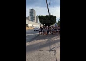 Torcedores esperam o Vasco em frente ao hotel em Cuiabá