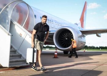 Delegação do Vasco já chegou a Cuiabá; confira as fotos