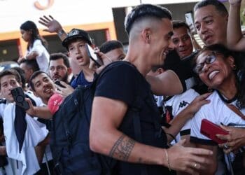 Torcedores celebram a chegada do Vasco ao hotel em Cuiabá
