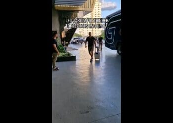 Léo Jardim recebeu os torcedores do Vasco ao chegar no hotel em Cuiabá; confira o vídeo.