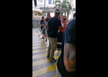 Philippe Coutinho e Paulinho interagiram com os torcedores em Cuiabá; assista ao vídeo.