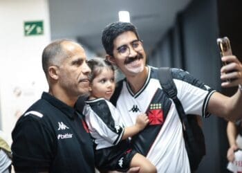 Sócios conhecem os jogadores do Vasco; confira as fotos.