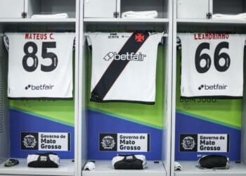 Veja imagens do vestiário do Vasco na Arena Pantanal.