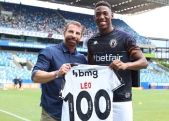 Léo é presenteado pelo presidente Pedrinho com uma camisa comemorativa em homenagem aos seus 100 jogos pelo Vasco.