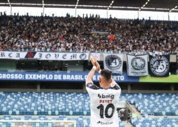 Payet e Vegetti prestam homenagens aos torcedores do Vasco na Arena Pantanal; confira as imagens.