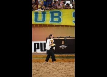 Beach Soccer: Confira o instante em que os atletas do Vasco são premiados com a taça da Libertadores