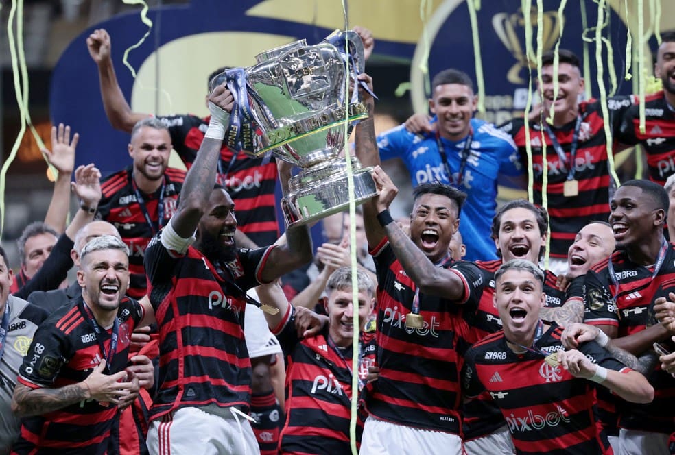 20241209-065041-1-72-flamengo-ergue-taca-de-campeao-da-copa-do-brasil-apos-vitoria-contra-o-atletico-mg-foto-cris-mattosreuters Flamengo ergue taça de campeão da Copa do Brasil após vitória contra o Atlético-MG — Foto: Cris Mattos/Reuters
