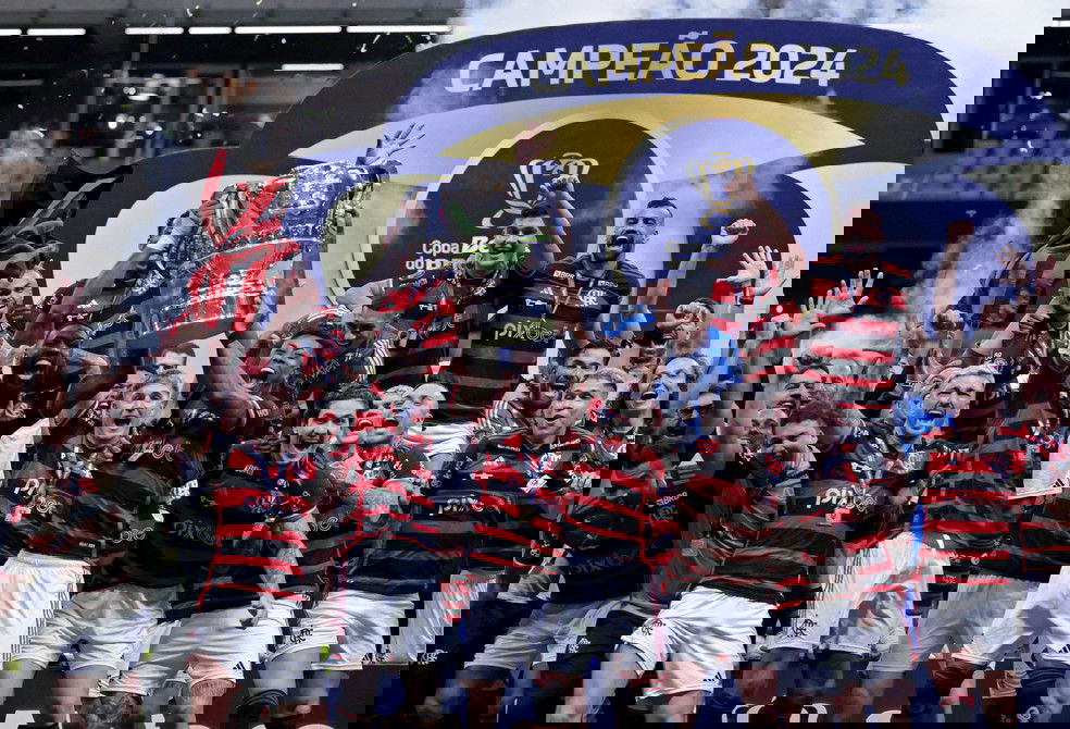 20241209-065043-1-86-flamengo-ergue-taca-de-campeao-da-copa-do-brasil-apos-vitoria-contra-o-atletico-mg-foto-cris-mattosreuters Flamengo ergue taça de campeão da Copa do Brasil após vitória contra o Atlético-MG — Foto: Cris Mattos/Reuters