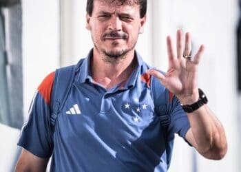 Cruzeiro reavalia sua decisão e opta por manter Fernando Diniz, que era cogitado para assumir o Vasco em 2025.