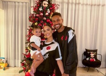 Jair compartilha foto da família com roupas do Vasco em frente à árvore de Natal.
