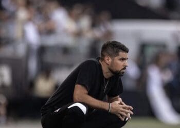 Vasco realizou uma entrevista com o treinador português António Oliveira.