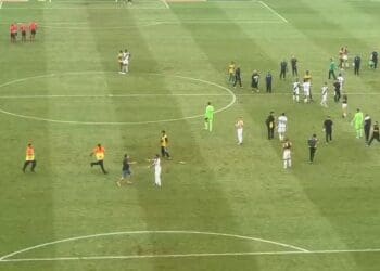 Veja o vídeo do instante em que Payet entrega sua camisa a um torcedor que entrou em campo.