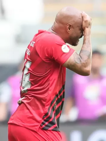 Thiago Heleno, do Athletico, se lamenta durante partida contra o Atlético-MG, válida pelo Campeonato Brasileiro Imagem: Gilson Lobo/AGIF