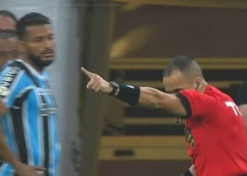 Lista revela árbitros e vídeoárbitros com maior número de correções de decisões após intervenção do VAR no Campeonato Brasileiro 2024; confira