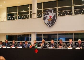 Reunião do Conselho Deliberativo enfrenta diversos desentendimentos e é interrompida; Salgado se manifesta contra a recuperação judicial.