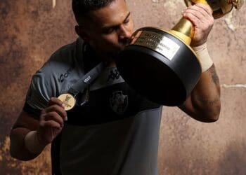 Beach Soccer: Imagens capturam os campeões da Libertadores celebrando com a taça