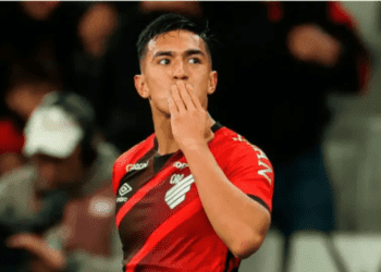 Vasco demonstra interesse no atacante Tomás Cuello, do Athletico-PR.